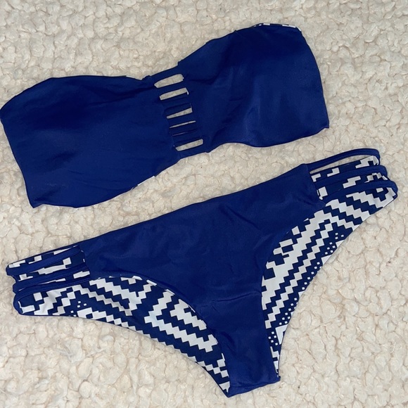 Women’s Two Piece Reversible Bikini Bathing Suit - Picture 3 of 8